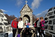 90 Ai Tre Faggi tempietto con Madonna circondato da dolmen